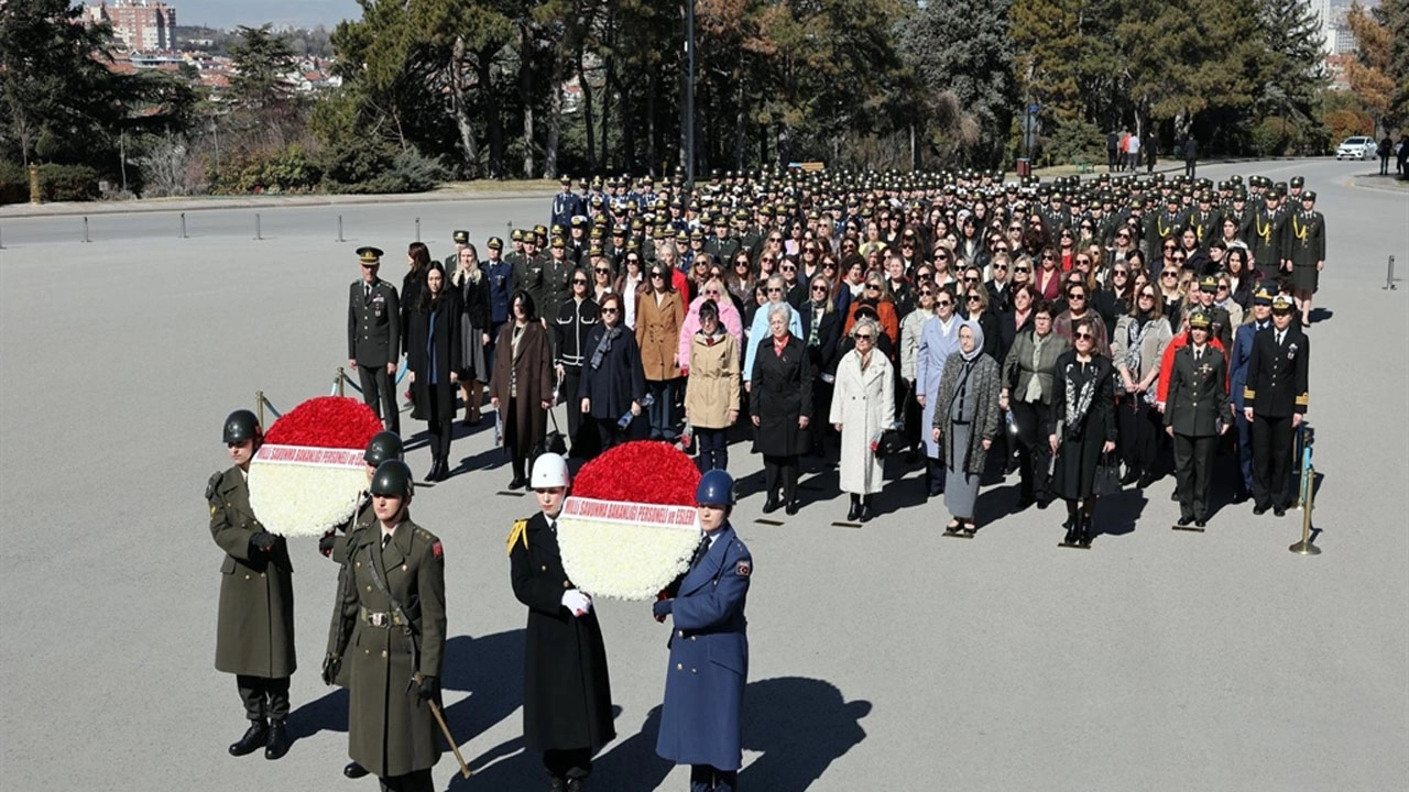 MSB personeli, ve kadın askerlerden Anıtkabir'e anlamlı ziyaret