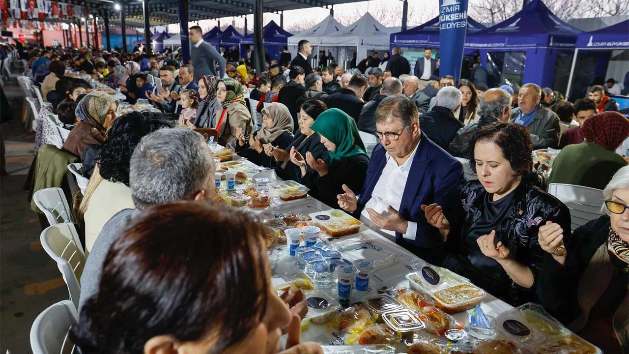 Başkan Tugay Kınık’ta iftar sofrasına konuk oldu