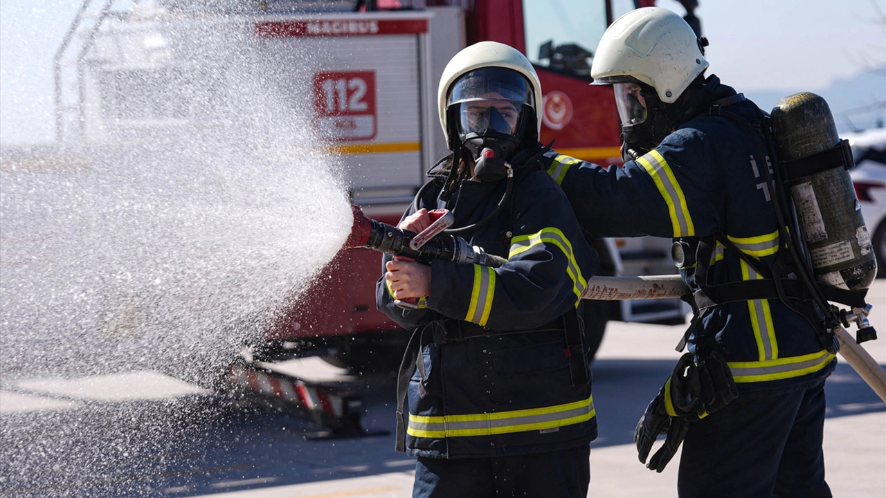 İzmir’de itfaiyecilik öğrencileri gerçekçi eğitimlerle mesleğe hazırlanıyor