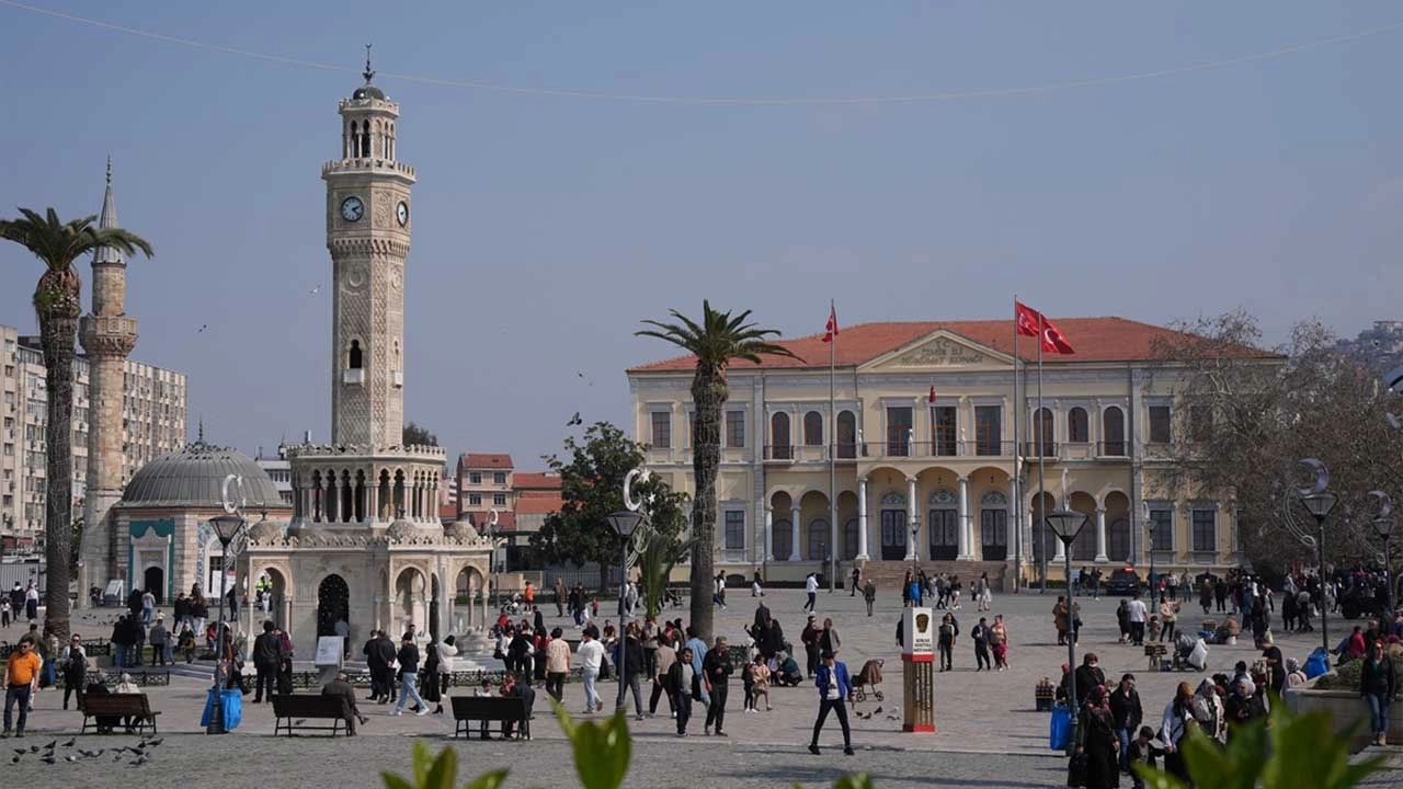 İzmirliler güneşli havanın tadını çıkardı