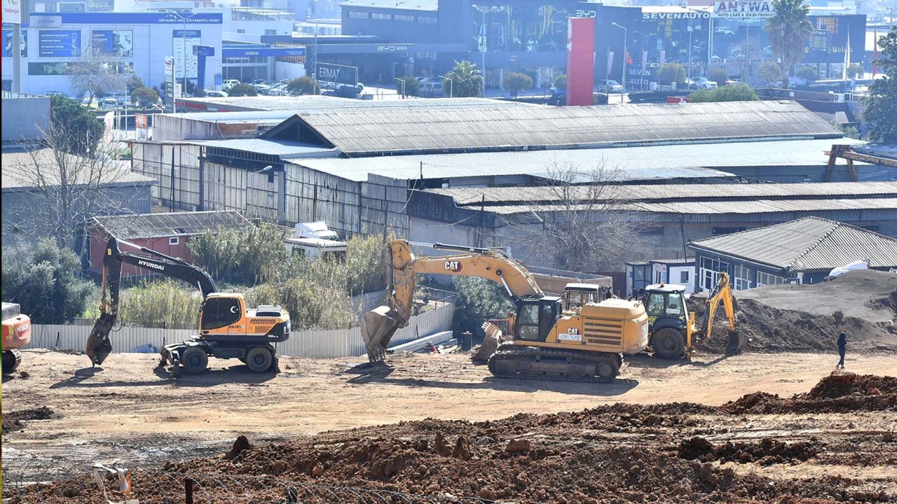 İzinsiz dökülen eski kurşun fabrikasının atıkları fotoğraflarla belgelendi