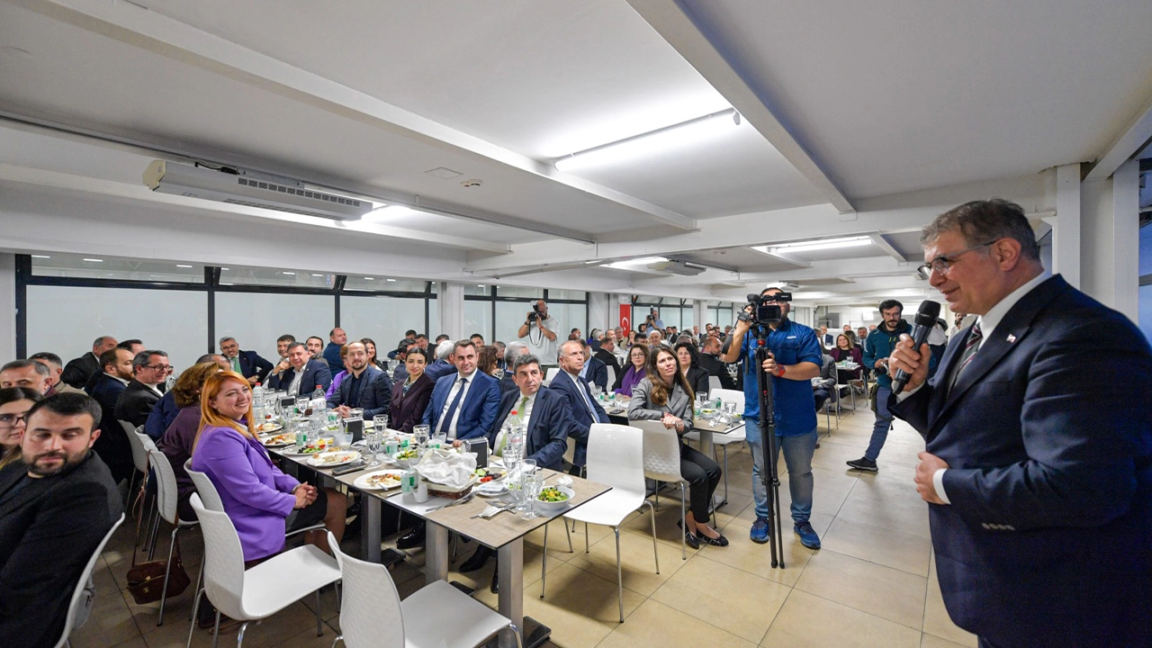 İzmirli meclis üyeleri aynı iftar sofrasında buluştu