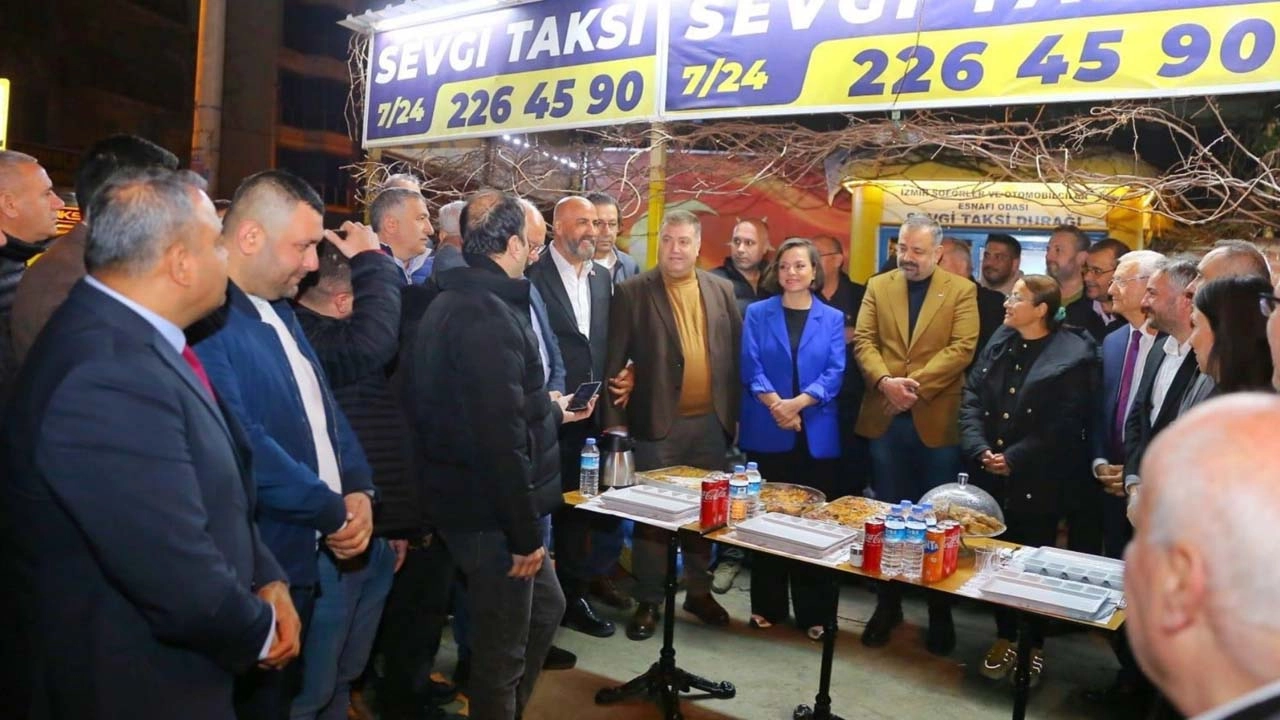 CHP İzmir'den Karabağlar’da esnafa sahur ziyareti