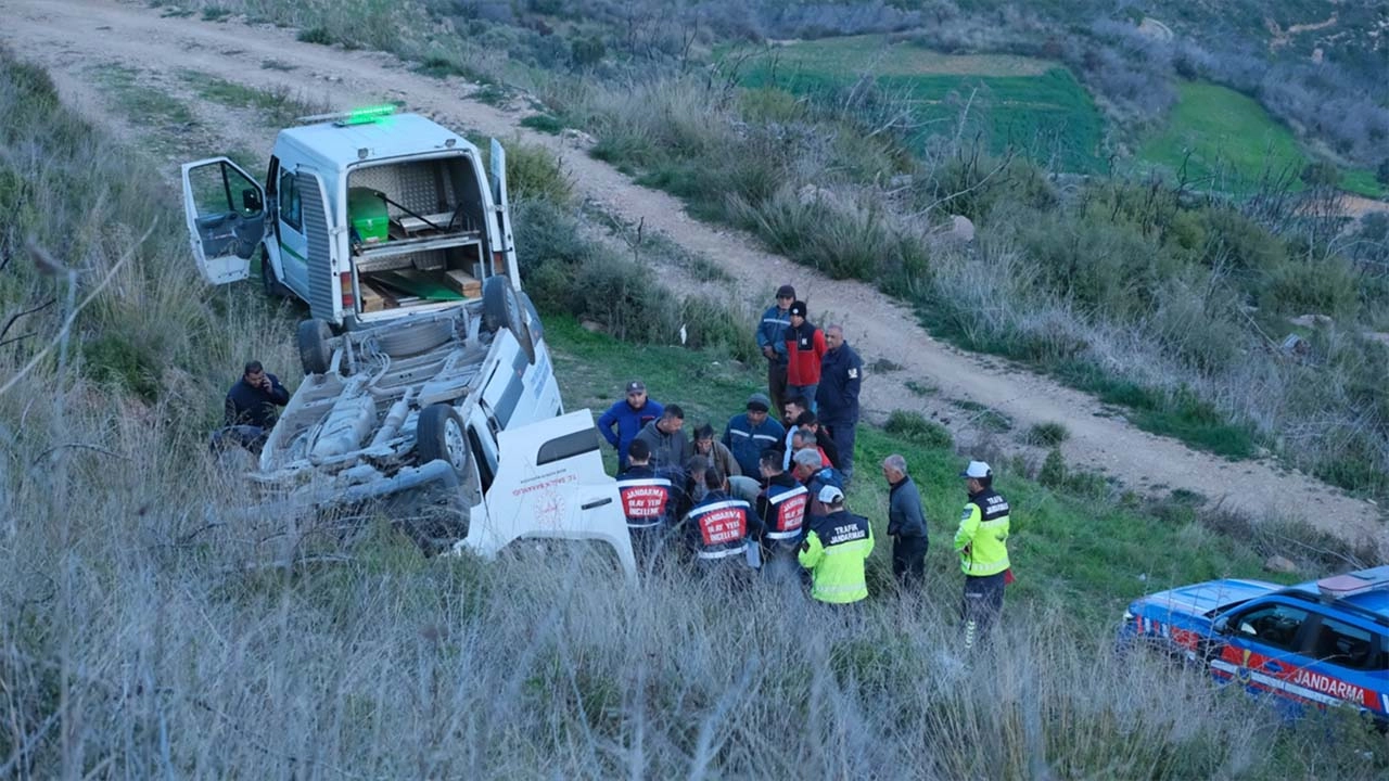 Muğla'da kaza: Hasta taşıyan minibüs devrildi