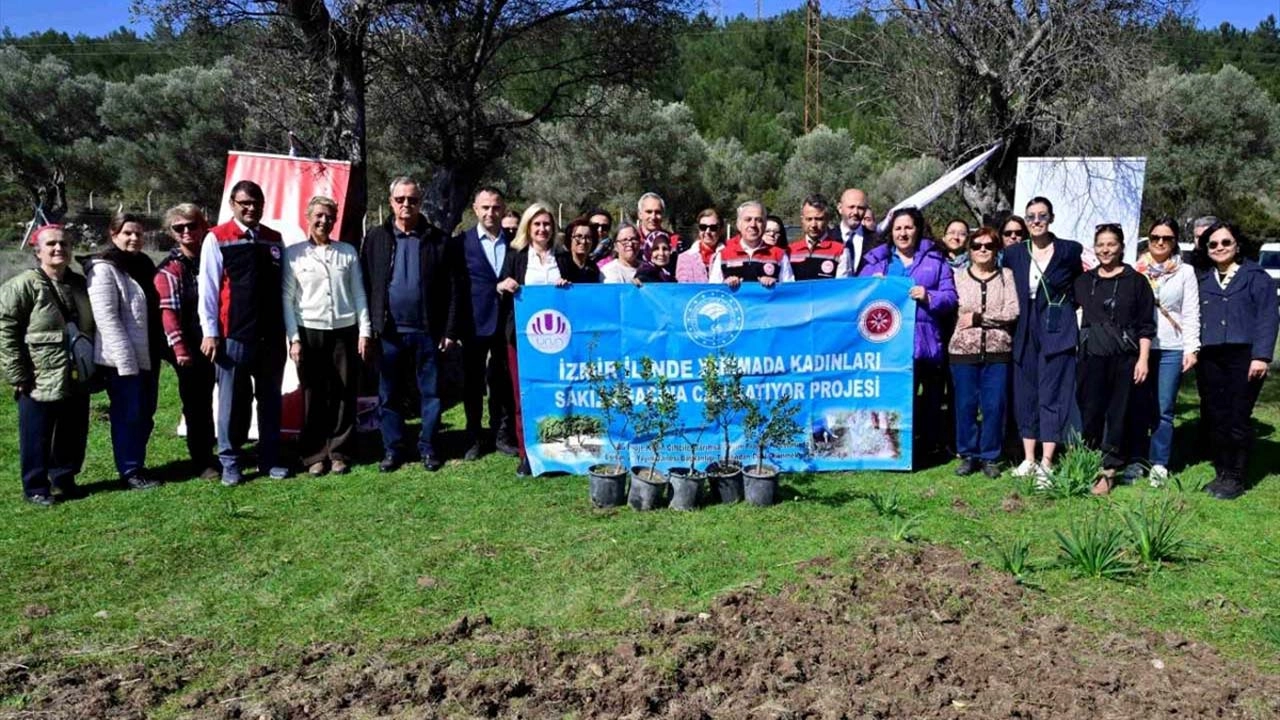 Urla'da sakız fidanları toprakla buluştu