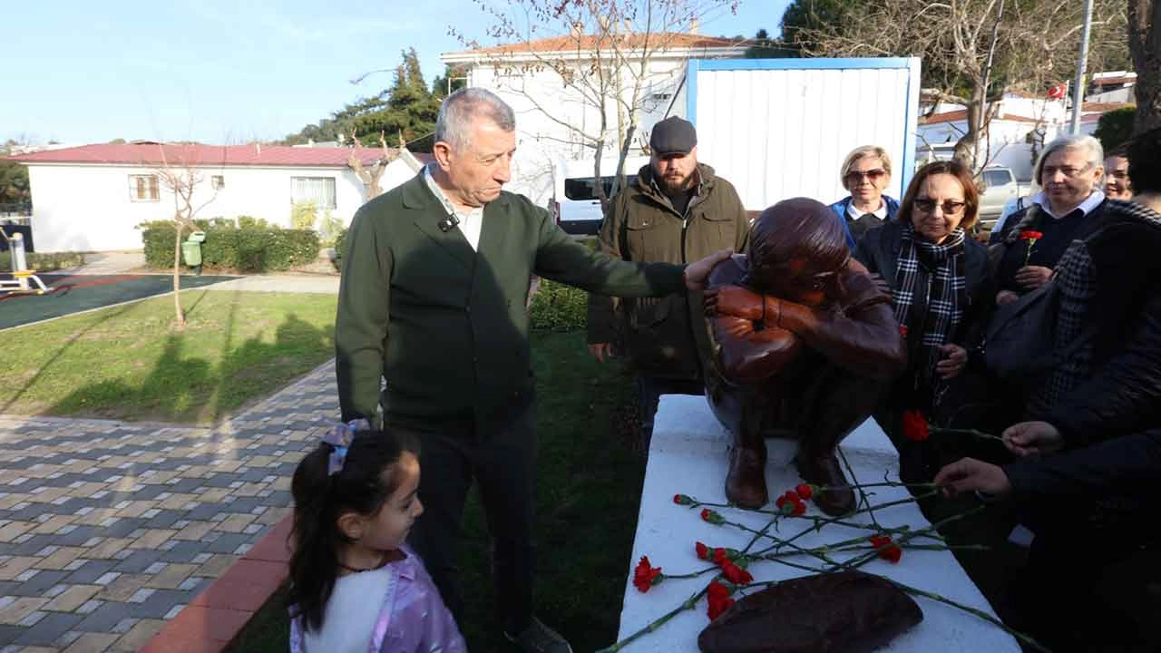 Berkin Elvan Güzelbahçe’de heykeli önünde anıldı