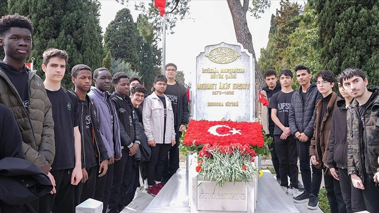 İstiklal Marşı'nın kabulünün 104. yılı:  Mehmet Akif Ersoy kabri başında anıldı