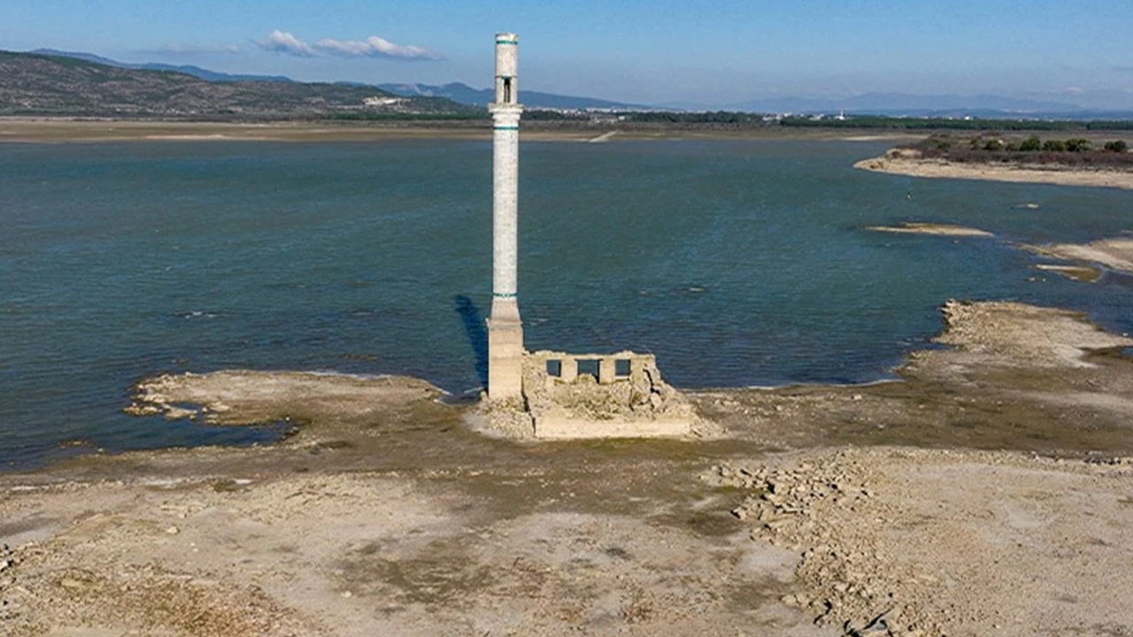 İzmir’in barajları geçen yılı mumla arıyor