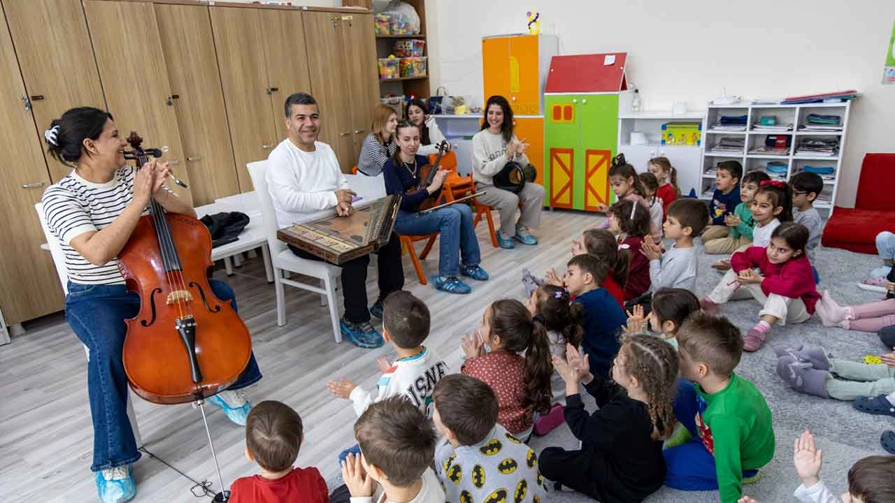 Karşıyakalı minikler Türk müziği çalgıları ile tanışmaya devam ediyor