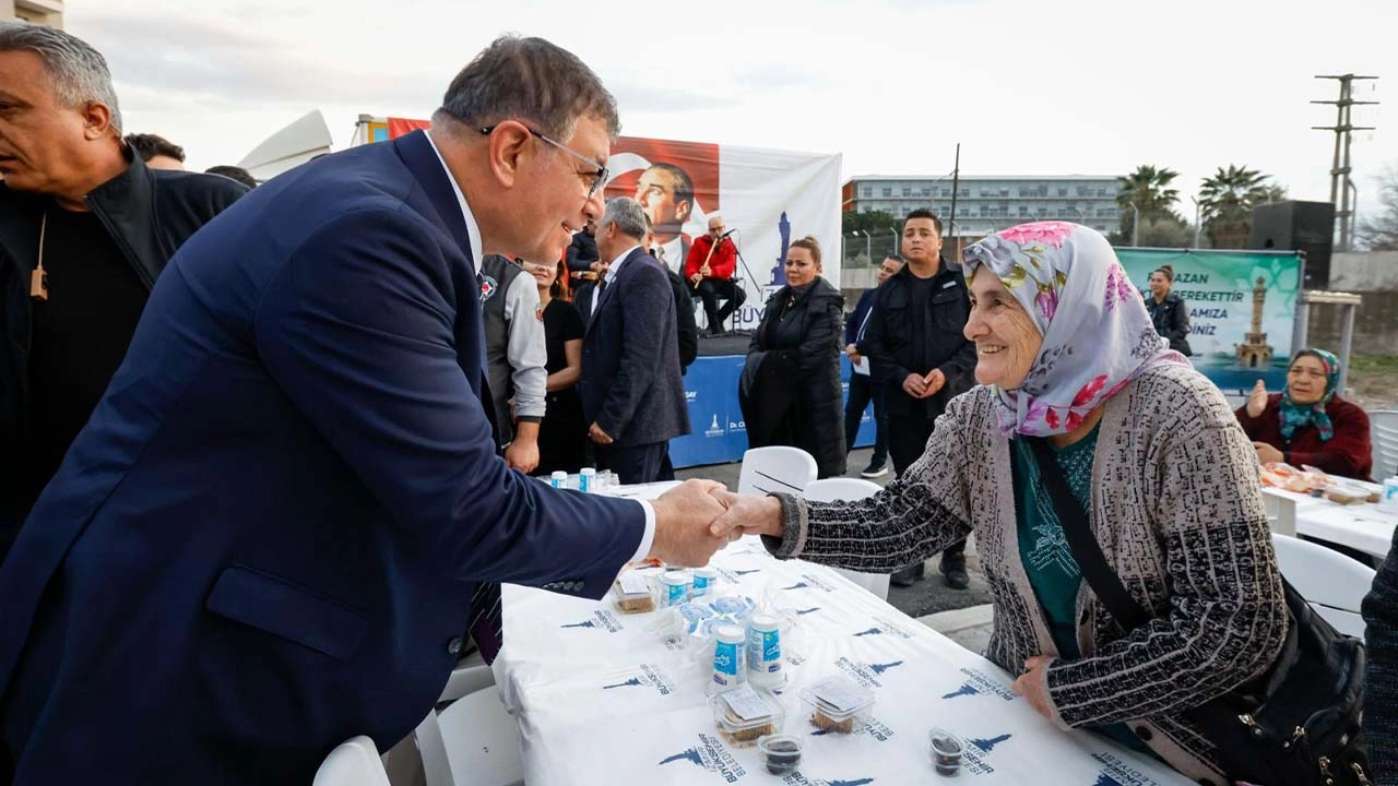 Başkan Tugay Çiğlililer ile iftarda buluştu: Bu sofralarda geleceğe dair umutlanıyoruz