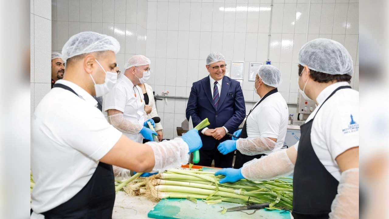 Başkan Tugay'dan aşevine ziyaret