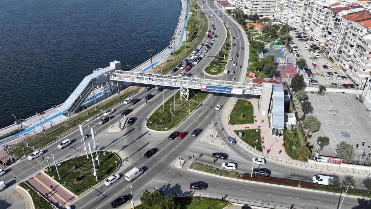 Büyükşehir'den trafiği rahatlatacak hamle: Karataş Yaya Üst Geçidi hizmete açıldı