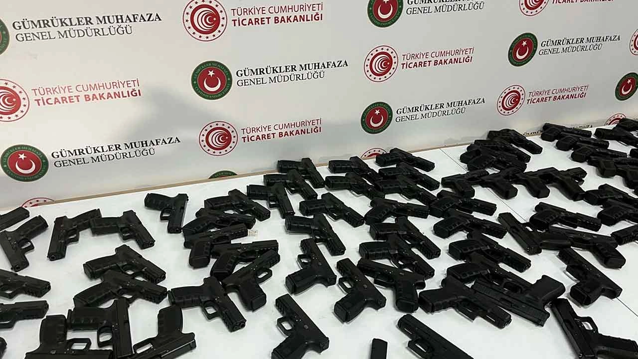 Çeşme Limanı'nda silah kaçakçılarına suçüstü