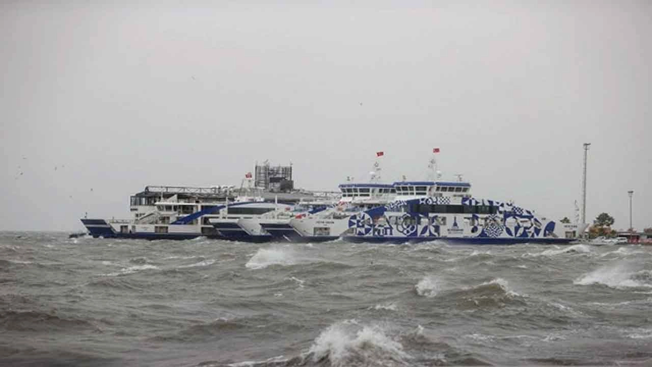 İzmir'de olumsuz hava koşulları nedeniyle vapur seferleri iptal edildi