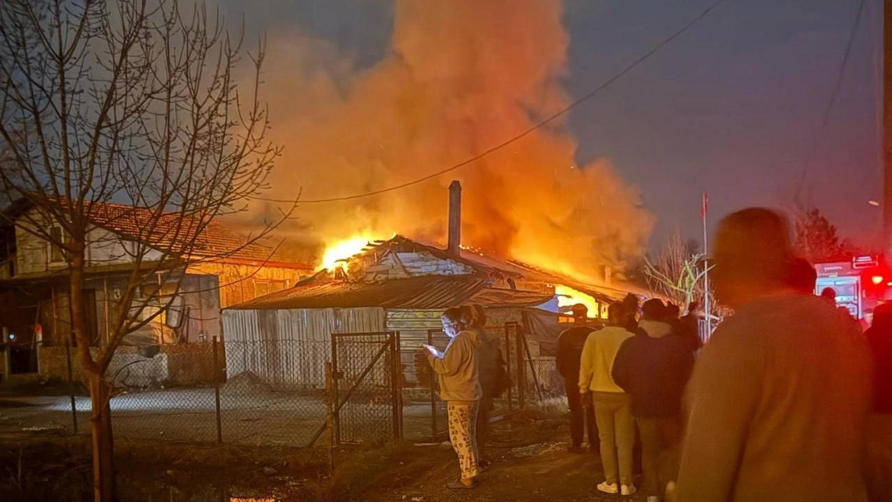 Komşularını öldüren baba ile oğlunun evi alevlere teslim oldu