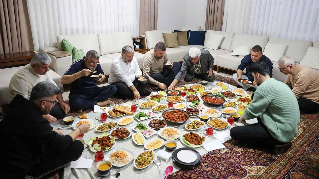 Başkan Duman Karagöz ailesinin iftar sofrasına konuk oldu