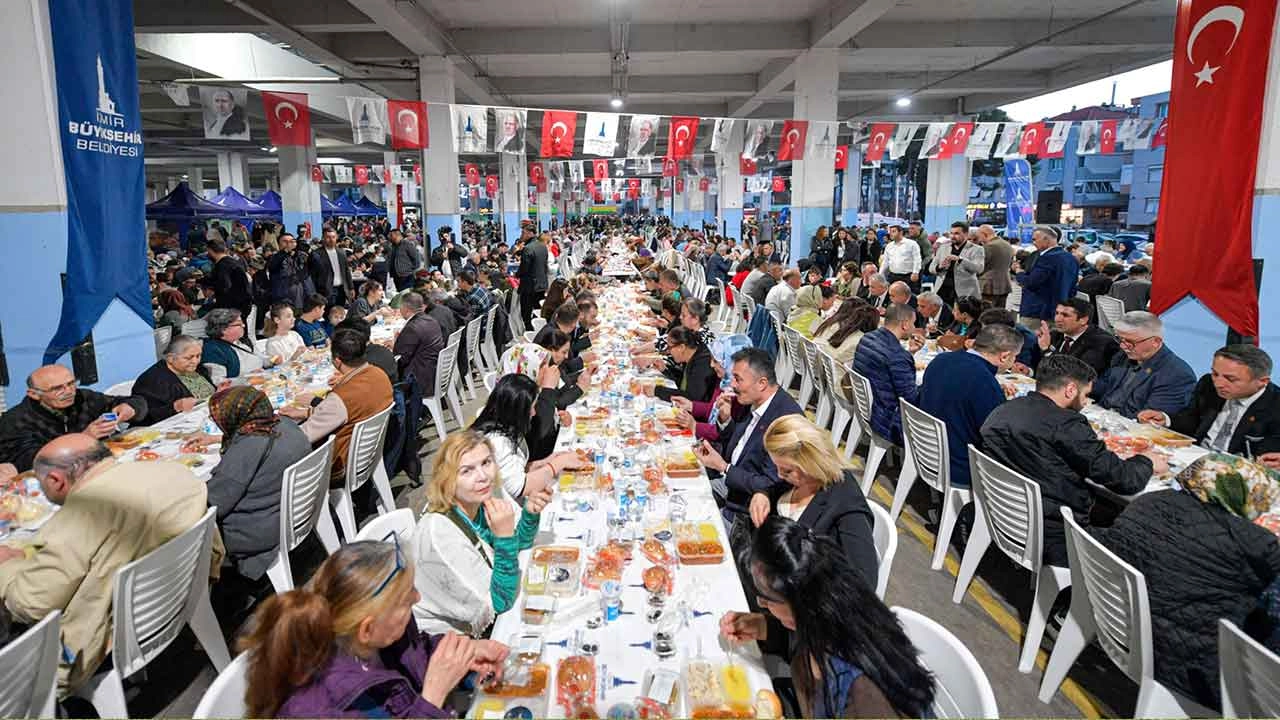 Büyükşehir'in iftar sofraları dün Buca'daydı