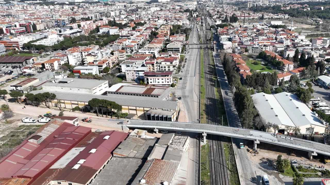 Gaziemir Hava Eğitim Yolu Taşıt Üst Geçidi’nde köprü imalatı tamam: Sarnıç trafiği rahatlayacak