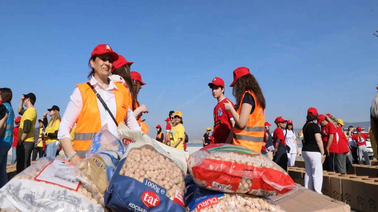 İzmir'de kanserle mücadele eden aileler için "Koli Koli Mutluluk"