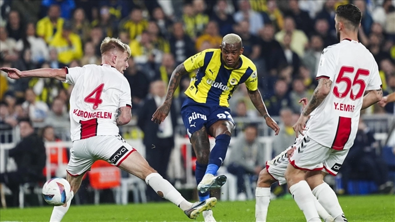 Fenerbahçe’den Kadıköy’de puan kaybı: Liderle puan farkı 9’a çıktı