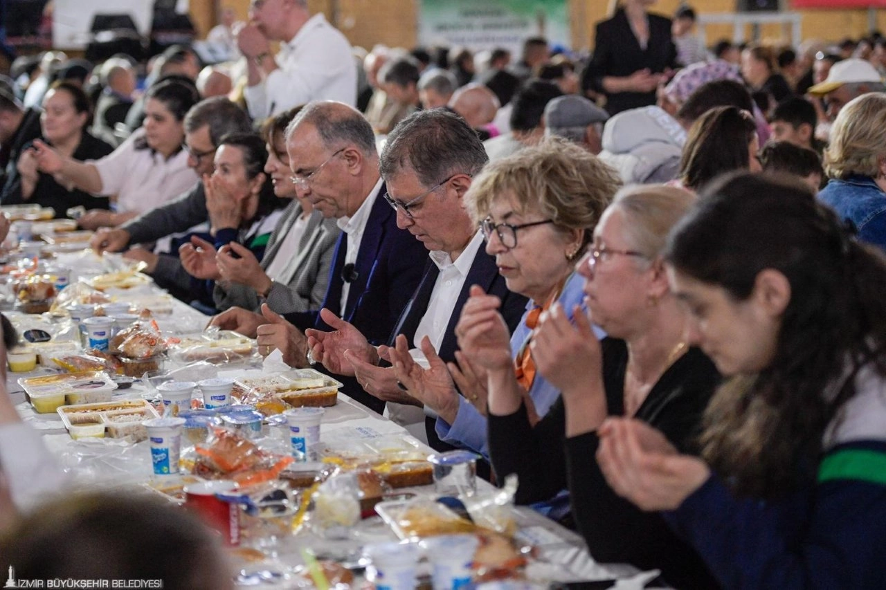 Halkın sofrası Gaziemir'de kuruldu: Başkan Tugay’dan iftarda birlik ve beraberlik vurgusu