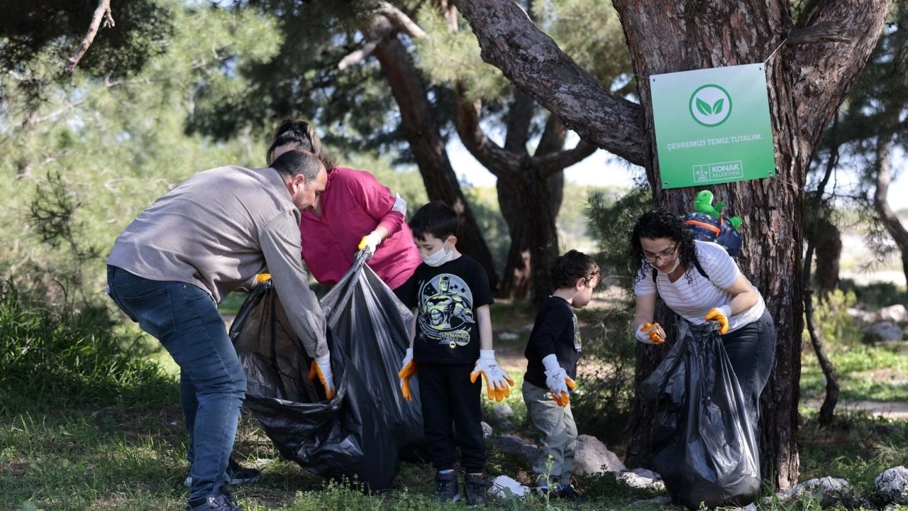 Konak’ta 2 saatte 750 poşet çöp toplandı