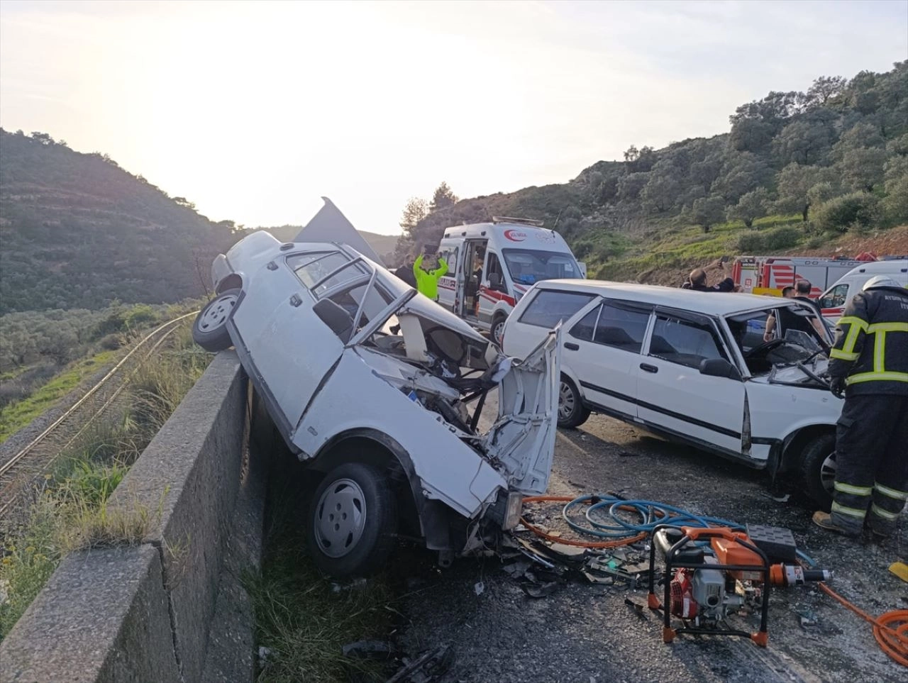 Aydın'da zincirleme trafik kazası: 3 otomobil birbirine girdi