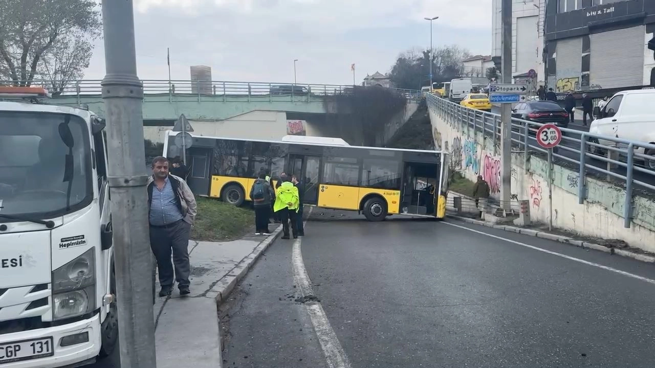 Beyoğlu'nda İETT otobüsü kaza yaptı: Yol trafiğe kapatıldı