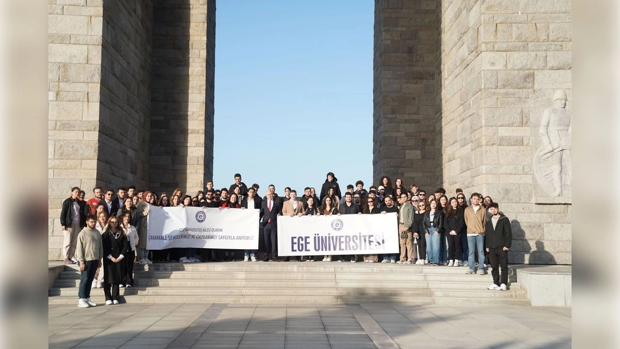 Ege Üniversitesi öğrencileri şehitlik ziyaretinde