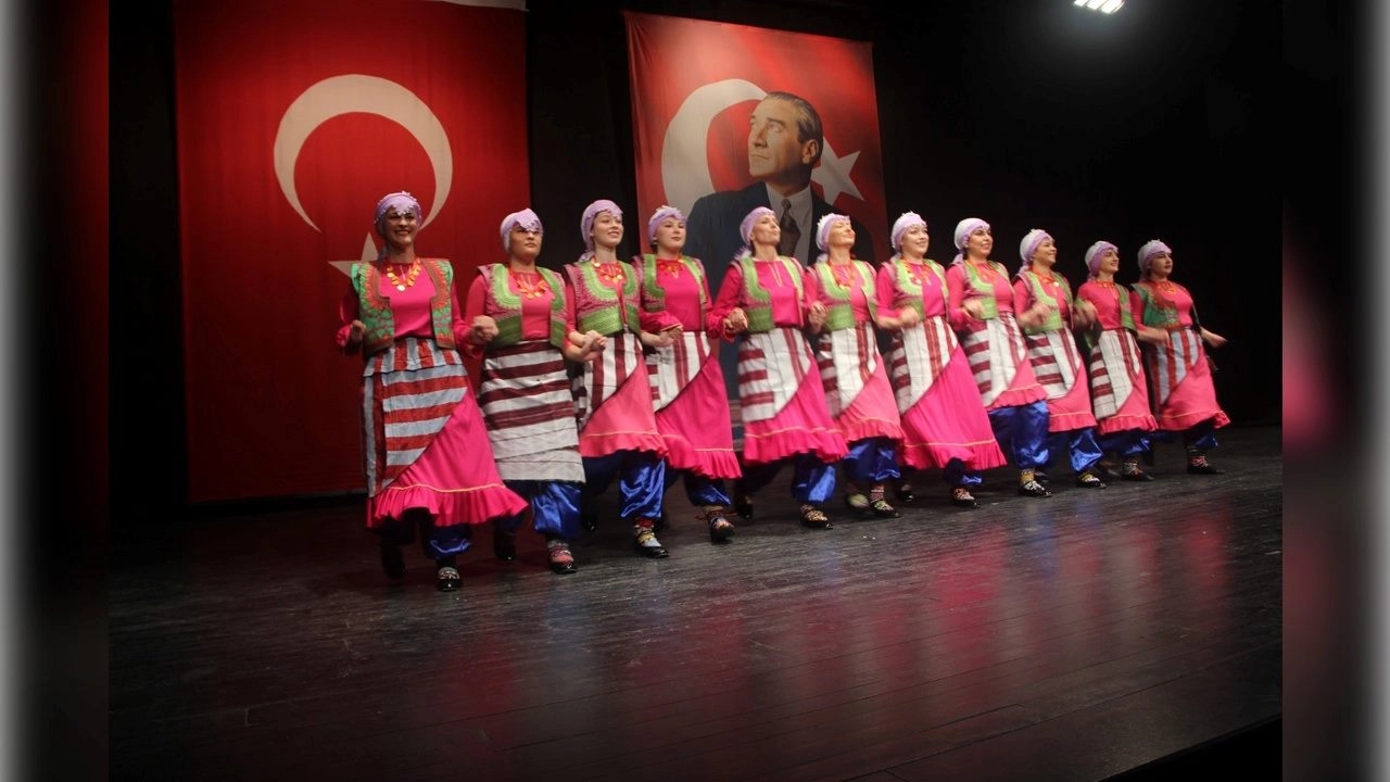 İzmir Folklor Derneği 20. yılını kutladı