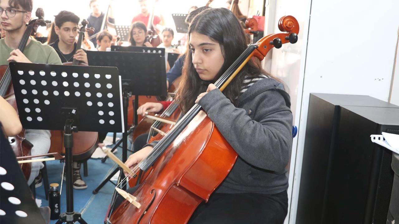 İzmirli lise öğrencisi, dezavantajlı çocuklara çello dersi veriyor