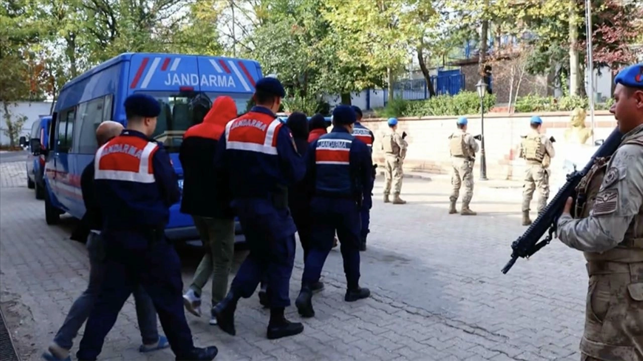 Yasa dışı yollarla yurt dışına kaçmaya çalışan 13 şüpheli tutuklandı