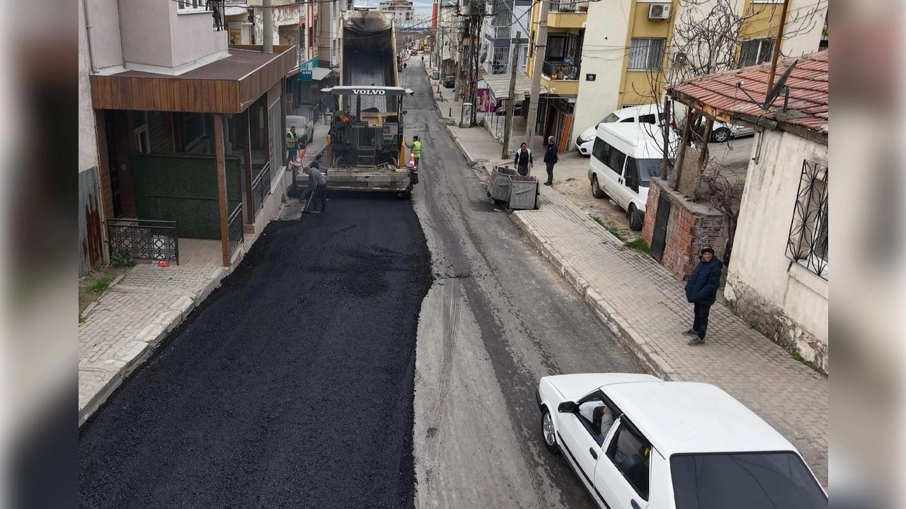 Bayraklı'da asfaltlama çalışmaları devam ediyor