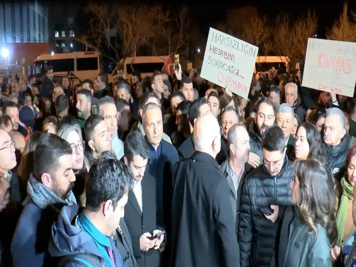 CHP’den YÖK önünde  diploma protestosu! haberinin görseli