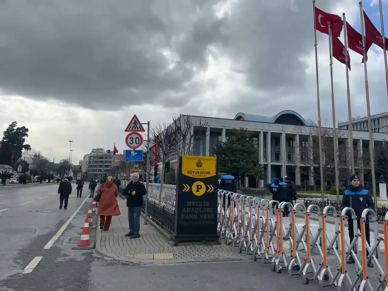 Ekrem İmamoğlu’nun gözaltına alınması sonrası Belediye binasında güvenlik önlemi