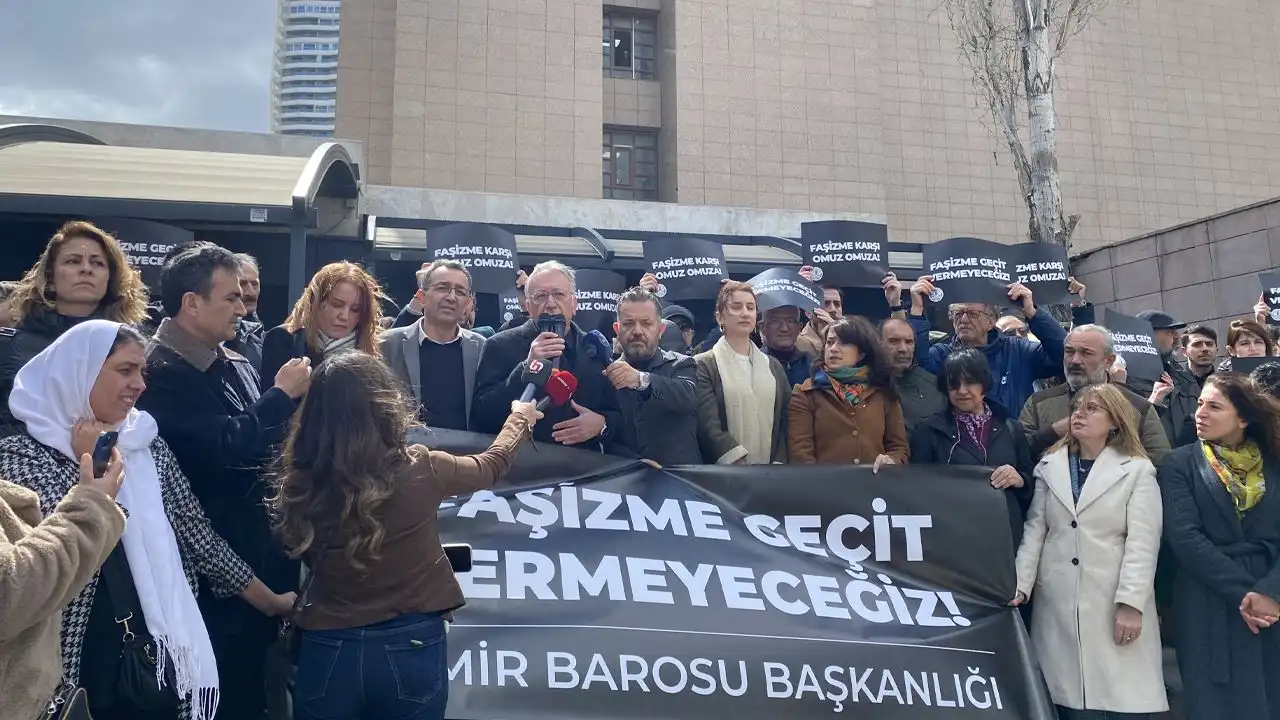 İzmir Barosu’ndan adliye önünde demokrasi vurgusu