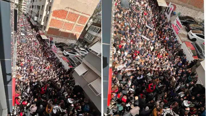 İzmir’de binlerce CHP’li İmamoğlu’na destek için toplandı haberinin görseli