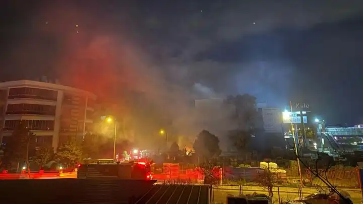 İzmir'de seramik deposunda büyük yangın haberinin görseli