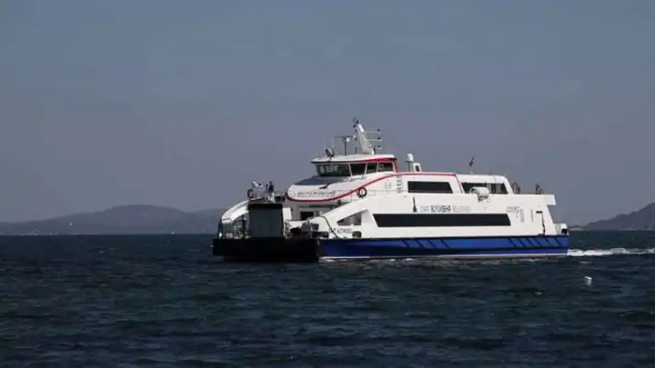 İzmir'de şiddetli rüzgar nedeniyle feribot seferleri iptal haberinin görseli