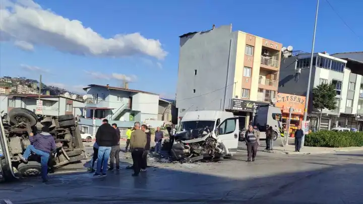 İzmir haber: İzmir Karabağlar'da 3 araç kaza yaptı haberinin görseli