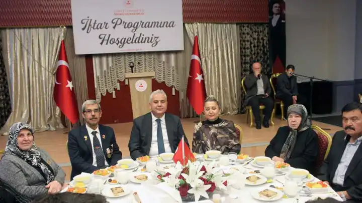 Kemalpaşa ve Ödemiş'te şehit yakınları ve gaziler iftar sofrasında bir araya geldi haberinin görseli