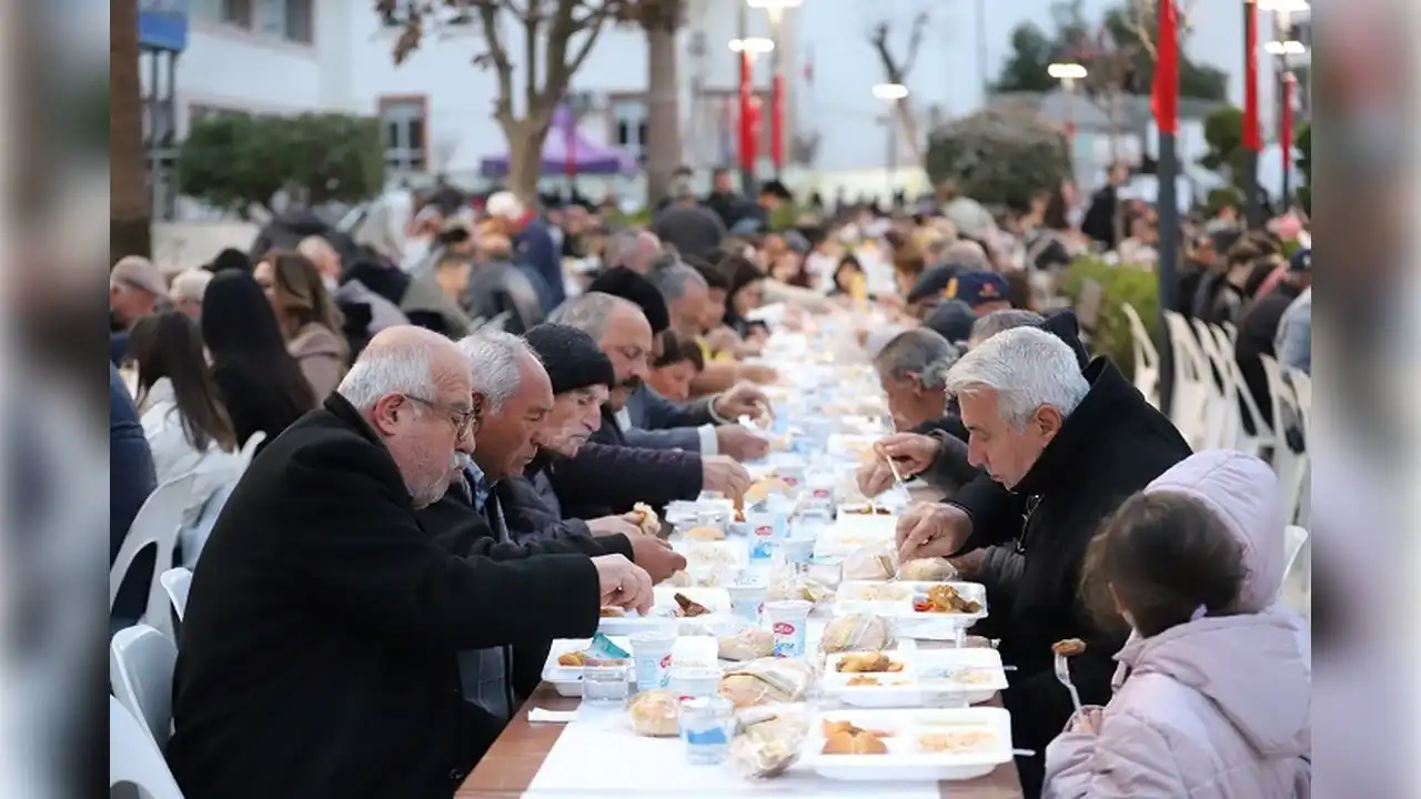 Menderes’te binlerce kişi iftar sofrasında buluştu