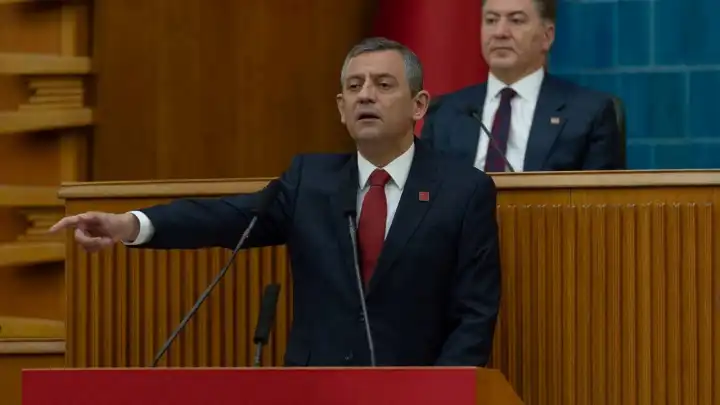 Özgür Özel’den İmamoğlu açıklaması: Darbe girişimi ile karşı karşıyayız haberinin görseli
