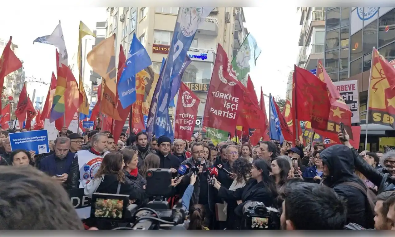 Toplumsal muhalefet İmamoğlu için İzmir’de ses yükseltti: Kurtuluş savaşı devam ediyor