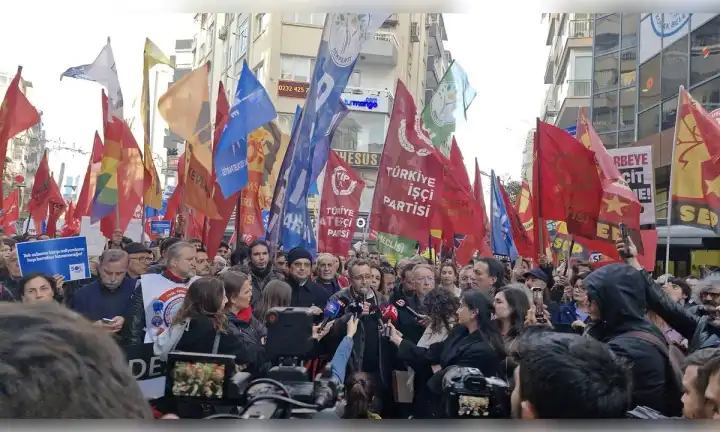 Toplumsal muhalefet İmamoğlu için İzmir’de ses yükseltti: Kurtuluş savaşı devam ediyor haberinin görseli
