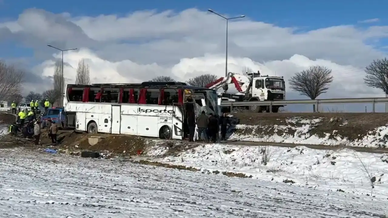 Afyon’da kaza: Yolcu otobüsü şarampole devrildi