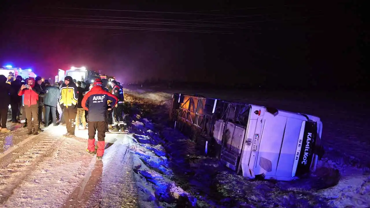 Aksaray'da yolcu otobüsü devrildi: Çok sayıda yaralı var