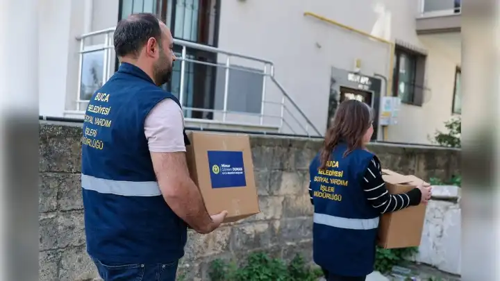 Buca Belediyesi Ramazan kolisi dağıtıyor haberinin görseli