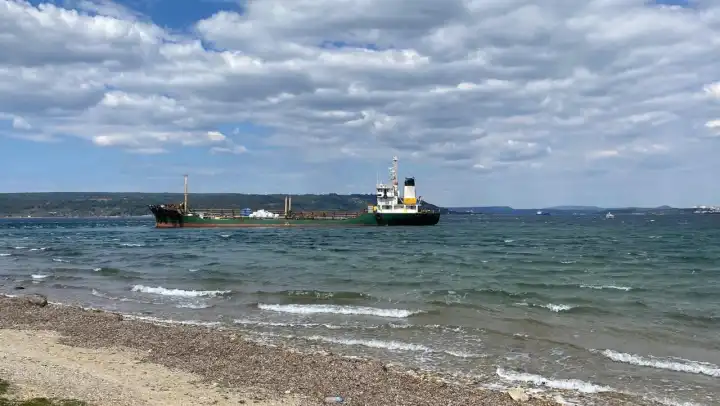 Çanakkale Boğazı'nda sürüklenen atık taşıma tankeri karaya oturdu haberinin görseli