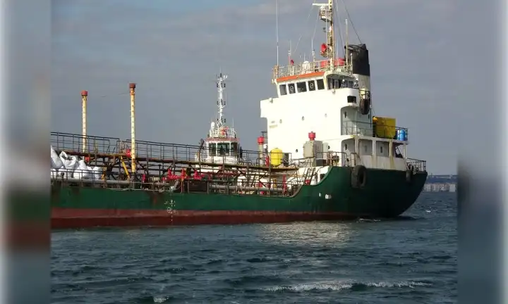 Çanakkale Boğazı'nda sürüklenen tanker kurtarıldı haberinin görseli